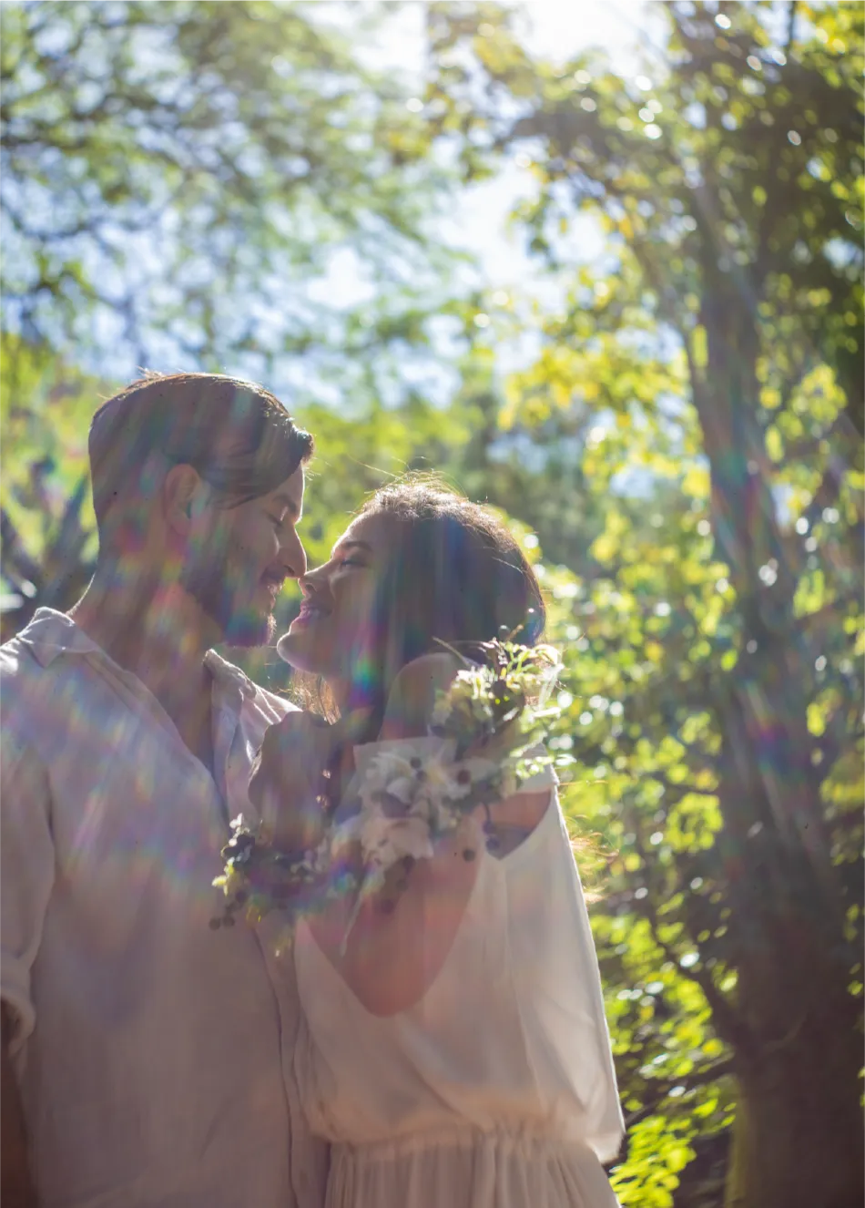 木陰で語らう恋人達