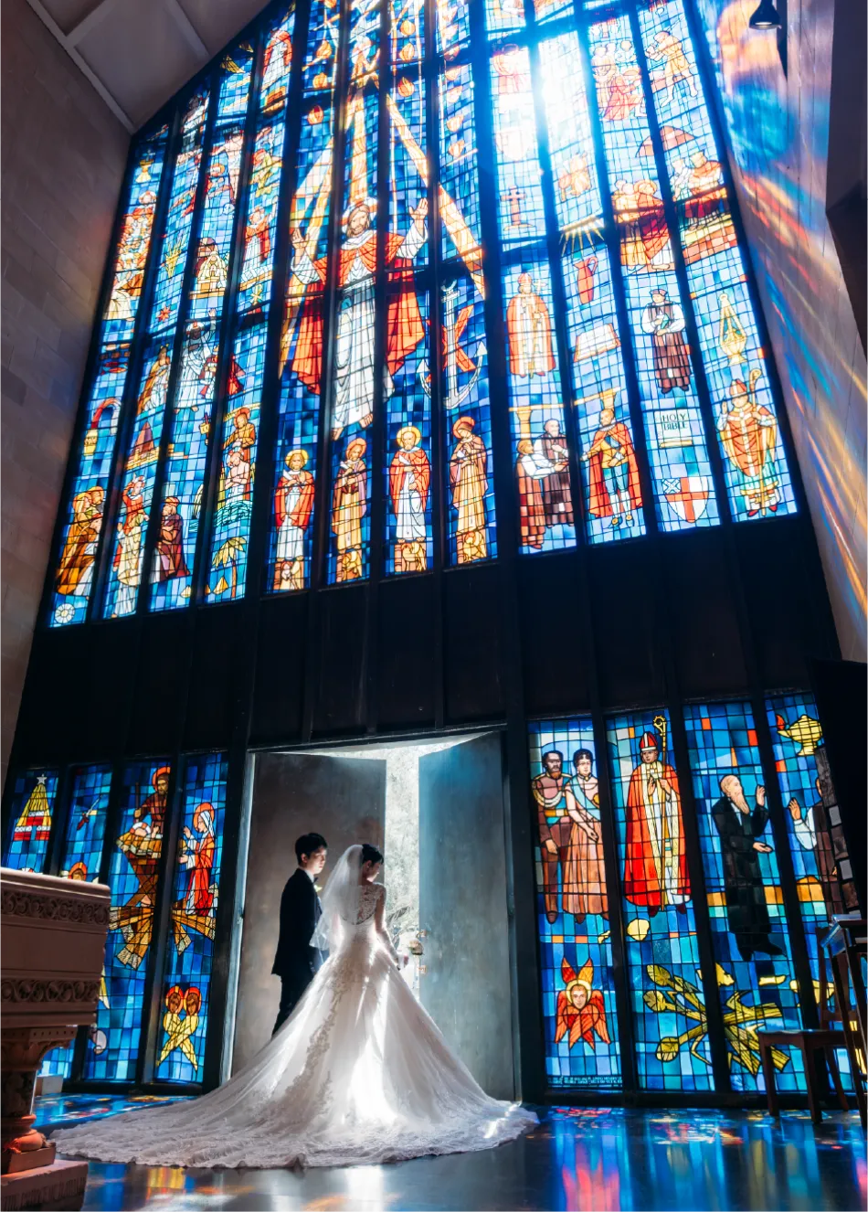 ステンドグラスのあるチャペルでの撮影